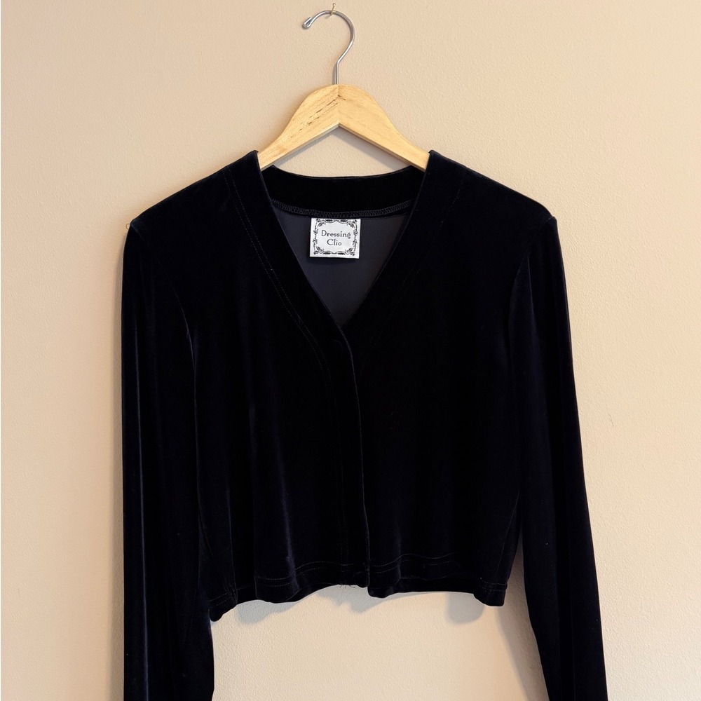 Dressing Clio Black Velvet Cropped Cardigan V-Neck Single Button Long Sleeve Top